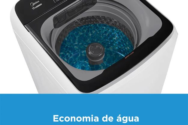 lavadora-economica-marca-midea Vista superior do cesto de máquina de lavar Midea com água no interior e tampa transparente